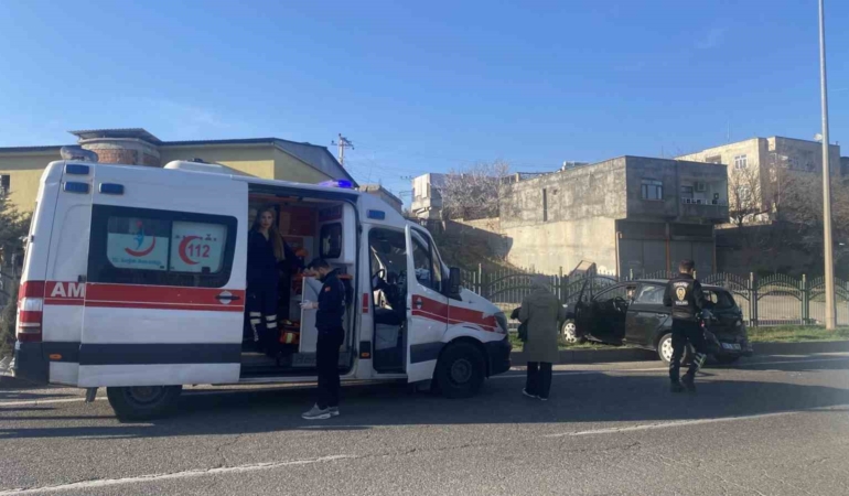 diyarbakirda-minibus-otomobile-carpti-3-cocukla-birlikte-6-yarali-LEdEqPJO.jpg