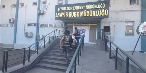 Diyarbakır'da Silahlı Saldırı: Bir Kadın Hayatını Kaybetti, Zanlı Tutuklandı Diyarbakır’da Silahlı Saldırı: Bir Kadın Hayatını Kaybetti, Zanlı Tutuklandı