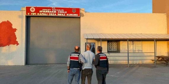 Diyarbakır'da Uyuşturucu ve Cinayet Suçlarından Aranan 4 Zanlı Ele Geçirildi Diyarbakır’da Uyuşturucu ve Cinayet Suçlarından Aranan 4 Zanlı Ele Geçirildi