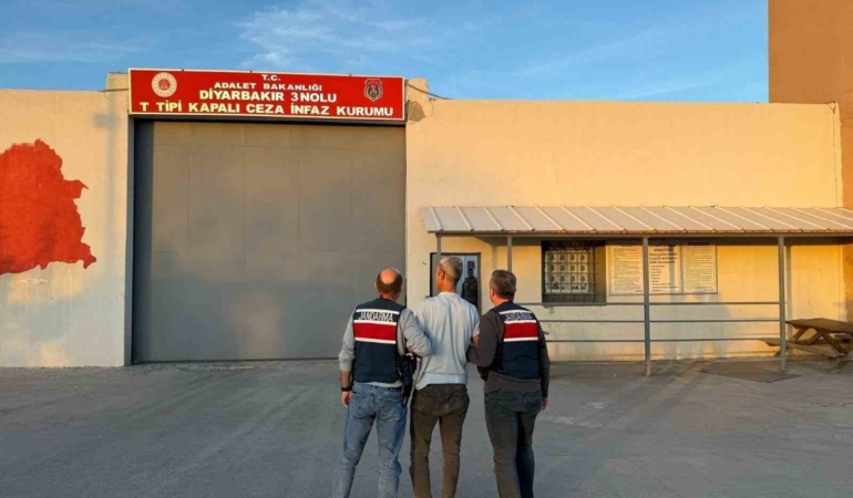 diyarbakirda-uyusturucu-ve-cinayet-suclarindan-aranan-4-zanli-ele-gecirildi-Tv4cm4wm.jpg