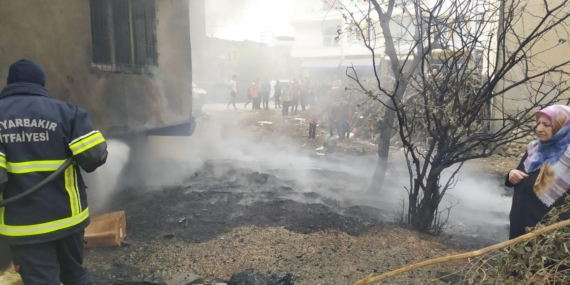 Diyarbakır'daki Plastik Kasa Deposunda Meydana Gelen Yangın Diyarbakır’daki Plastik Kasa Deposunda Meydana Gelen Yangın