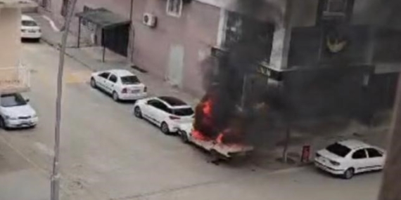 Diyarbakır'ın Çınar İlçesinde Park Halindeki Araç Yangını Diyarbakır’ın Çınar İlçesinde Park Halindeki Araç Yangını