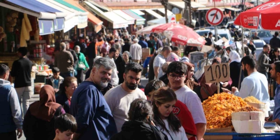Diyarbakır'ın Tarihi İlçesinde Ramazan Bayramı Coşkusu ve Hareketliliği Diyarbakır’ın Tarihi İlçesinde Ramazan Bayramı Coşkusu ve Hareketliliği