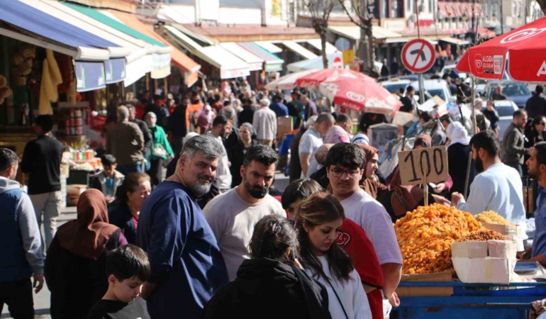 diyarbakirin-tarihi-ilcesinde-ramazan-bayrami-coskusu-ve-hareketliligi-8OwF8Nw2.jpg