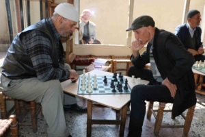 diyarbakirlilar-iftar-vaktini-satranc-oynayarak-eglenceli-bir-sekilde-geciriyor-inC3lgLY.jpg