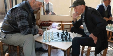 diyarbakirlilar-iftar-vaktini-satranc-oynayarak-eglenceli-bir-sekilde-geciriyor-inC3lgLY.jpg