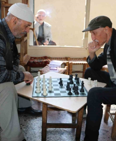diyarbakirlilar-iftar-vaktini-satranc-oynayarak-eglenceli-bir-sekilde-geciriyor-inC3lgLY.jpg