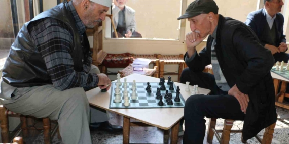 Diyarbakırlılar İftar Vaktini Satranç Oynayarak Eğlenceli Bir Şekilde Geçiriyor Diyarbakırlılar İftar Vaktini Satranç Oynayarak Eğlenceli Bir Şekilde Geçiriyor