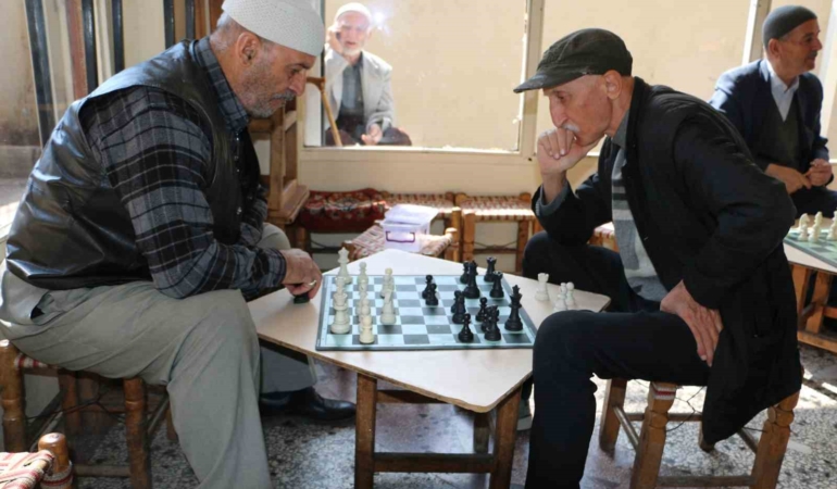 diyarbakirlilar-iftar-vaktini-satranc-oynayarak-eglenceli-bir-sekilde-geciriyor-inC3lgLY.jpg