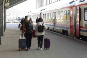 dogu-ekspresinde-bayram-yogunlugu-yolculukta-neler-yasaniyor-rEKWbgGv.jpg