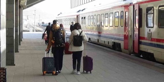 Doğu Ekspresi’nde Bayram Yoğunluğu: Yolculukta Neler Yaşanıyor? Doğu Ekspresi’nde Bayram Yoğunluğu: Yolculukta Neler Yaşanıyor?