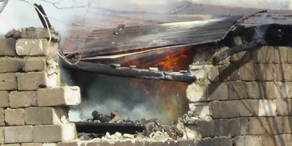 Edremit'te Taşınmaz Yangını: Odunluk Alev Alev! Edremit’te Taşınmaz Yangını: Odunluk Alev Alev!