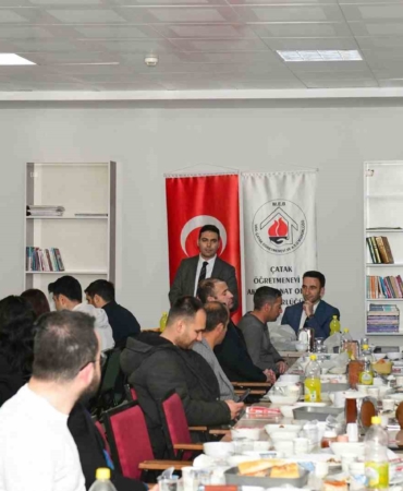 egitim-dunyasi-iftar-sofrasinda-bir-araya-geldi-dDldimle.jpg