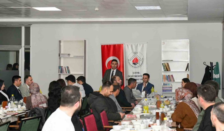 egitim-dunyasi-iftar-sofrasinda-bir-araya-geldi-dDldimle.jpg