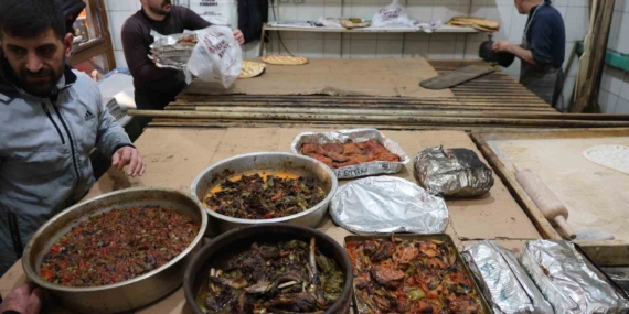 Elazığ Fırınlarında Yoğun Çalışma Dönemi: Ekmek ve Pide Talepleri Zirveye Ulaştı Elazığ Fırınlarında Yoğun Çalışma Dönemi: Ekmek ve Pide Talepleri Zirveye Ulaştı