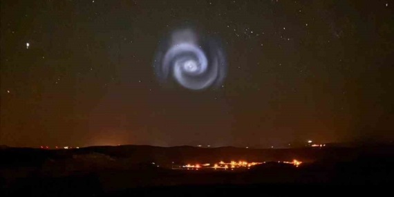 Elazığ Gökyüzünde Şaşırtan Manzara: Spiral Cisim Sırlarını Ortaya Çıkardı Elazığ Gökyüzünde Şaşırtan Manzara: Spiral Cisim Sırlarını Ortaya Çıkardı