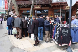 elazigda-100-liralik-kiyafet-firsati-vatandaslar-akin-etti-OSAJjChT.jpg