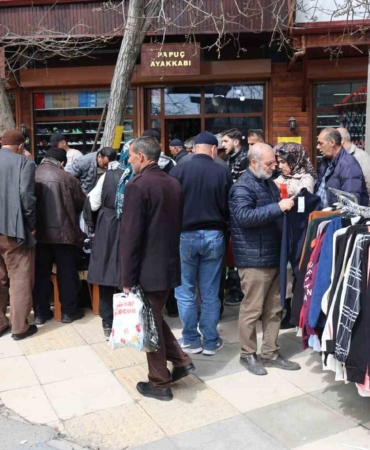 elazigda-100-liralik-kiyafet-firsati-vatandaslar-akin-etti-OSAJjChT.jpg