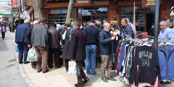 Elazığ'da 100 Liralık Kıyafet Fırsatı, Vatandaşlar Akın Etti! Elazığ’da 100 Liralık Kıyafet Fırsatı, Vatandaşlar Akın Etti!
