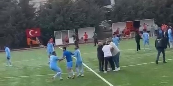 Elazığ'da Amatör Maçta Hakemlere Tekme Tokat Saldırı Gerçekleştirildi (VİDEO) Elazığ’da Amatör Maçta Hakemlere Tekme Tokat Saldırı Gerçekleştirildi (VİDEO)