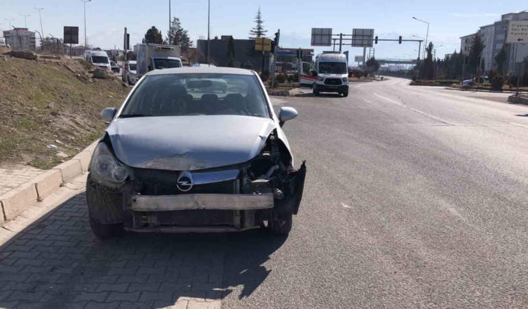 elazigda-ambulans-ile-otomobil-carpisti-2-yarali-N9DWvCRf.jpg