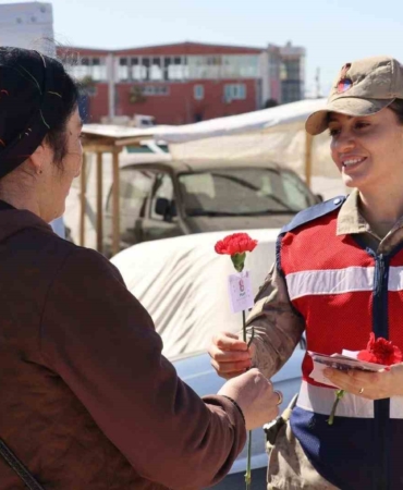 elazigda-kadin-jandarma-personelinden-anlamli-8-mart-etkinligi-zlbtGIbK.jpg