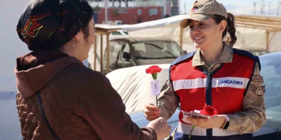 Elazığ'da Kadın Jandarma Personelinden Anlamlı 8 Mart Etkinliği Elazığ’da Kadın Jandarma Personelinden Anlamlı 8 Mart Etkinliği