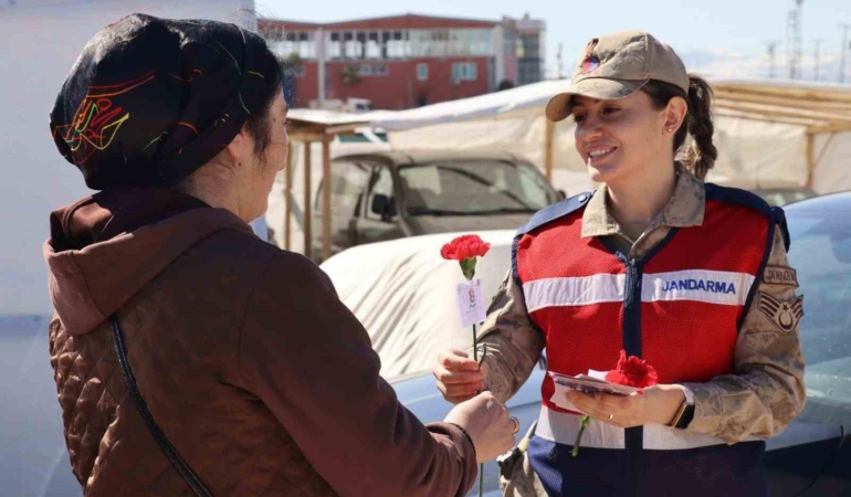 elazigda-kadin-jandarma-personelinden-anlamli-8-mart-etkinligi-zlbtGIbK.jpg