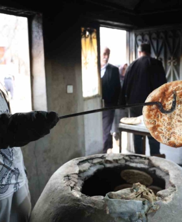 elazigda-kadinlarin-essiz-tandir-ekmegi-vatandaslarin-yeni-gozdesi-utqULVyf.jpg