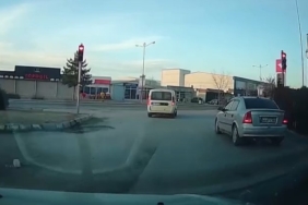 elazigda-kirmizi-isik-ihlali-kameralara-yansidi-1kvZcZtd.jpg