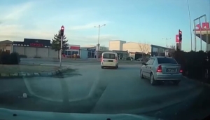 elazigda-kirmizi-isik-ihlali-kameralara-yansidi-1kvZcZtd.jpg