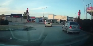 elazigda-kirmizi-isik-ihlali-kameralara-yansidi-1kvZcZtd.jpg