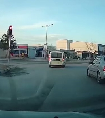 elazigda-kirmizi-isik-ihlali-kameralara-yansidi-1kvZcZtd.jpg
