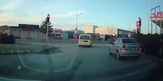 Elazığ'da Kırmızı Işık İhlali Kameralara Yansıdı Elazığ’da Kırmızı Işık İhlali Kameralara Yansıdı