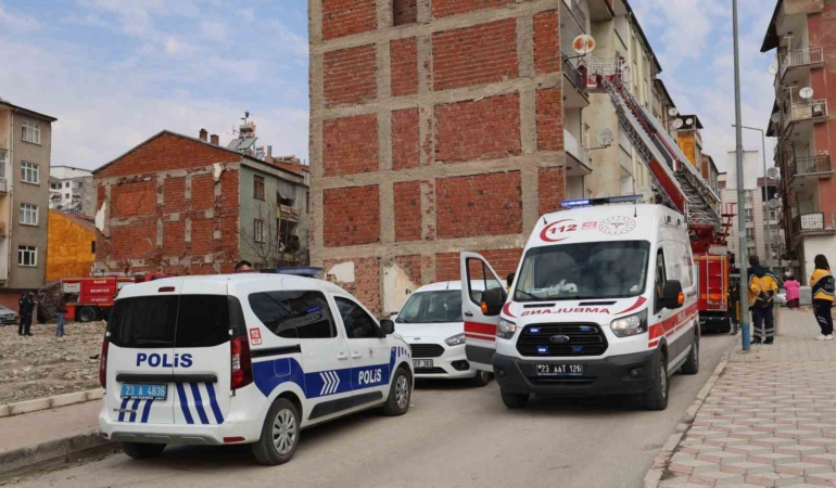 elazigda-korkutan-ev-yangini-panige-neden-olan-olay-I8mXaY3C.jpg
