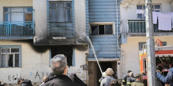 Elazığ'da Korkutan Ev Yangını: Paniğe Neden Olan Olay Elazığ’da Korkutan Ev Yangını: Paniğe Neden Olan Olay