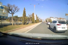 elazigda-makas-atarak-trafikte-ilerleyen-surucunun-goruntuleri-kameralara-yansidi-ftHK5WP2.jpg