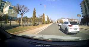 elazigda-makas-atarak-trafikte-ilerleyen-surucunun-goruntuleri-kameralara-yansidi-ftHK5WP2.jpg