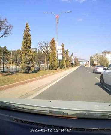 elazigda-makas-atarak-trafikte-ilerleyen-surucunun-goruntuleri-kameralara-yansidi-ftHK5WP2.jpg