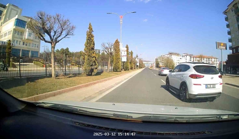 elazigda-makas-atarak-trafikte-ilerleyen-surucunun-goruntuleri-kameralara-yansidi-ftHK5WP2.jpg