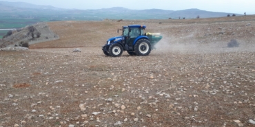 elazigda-meralarda-gubreleme-calismalari-devam-ediyor-tarimin-gelecegi-icin-onemli-adim-uvP58bvg.jpg