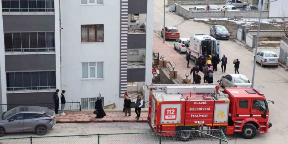 Elazığ'da Otomobil Apartman Boşluğuna Düştü: 1 Yaralı Elazığ’da Otomobil Apartman Boşluğuna Düştü: 1 Yaralı