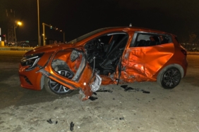 elazigda-ticari-arac-ve-otomobil-carpisti-3-kisi-yaralandi-bhxCWhqI.jpg