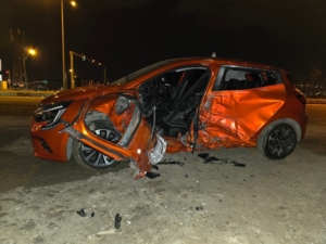 elazigda-ticari-arac-ve-otomobil-carpisti-3-kisi-yaralandi-bhxCWhqI.jpg