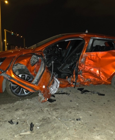 elazigda-ticari-arac-ve-otomobil-carpisti-3-kisi-yaralandi-bhxCWhqI.jpg