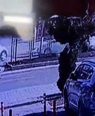 elazigda-trafik-kazasi-3-yarali-ve-kil-payi-kurtulan-yaya-nRnIDuYy.jpg