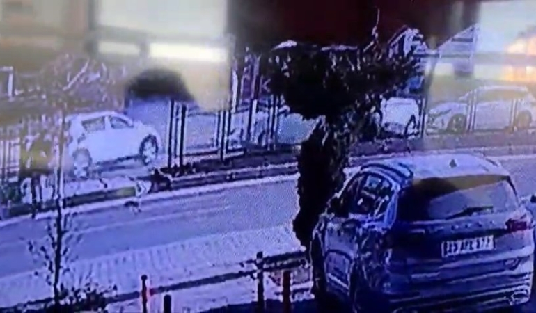 elazigda-trafik-kazasi-3-yarali-ve-kil-payi-kurtulan-yaya-nRnIDuYy.jpg