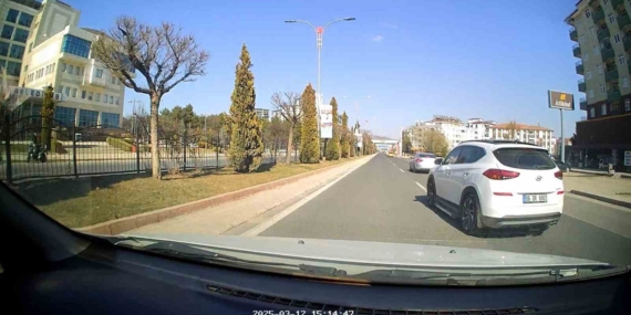 Elazığ'da Trafikte Tehlikeli Anlar: Makas Atan Sürücü Kameralara Yansıdı Elazığ’da Trafikte Tehlikeli Anlar: Makas Atan Sürücü Kameralara Yansıdı