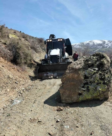 elazigda-yol-uzerine-dusen-kaya-parcalari-temizlendi-tyyu3jwK.jpg