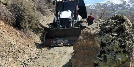 Elazığ'da Yol Üzerine Düşen Kaya Parçaları Temizlendi Elazığ’da Yol Üzerine Düşen Kaya Parçaları Temizlendi